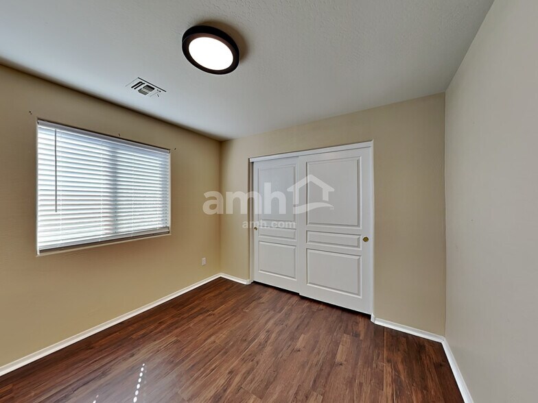 Building Photo - 16261 W Hope Dr