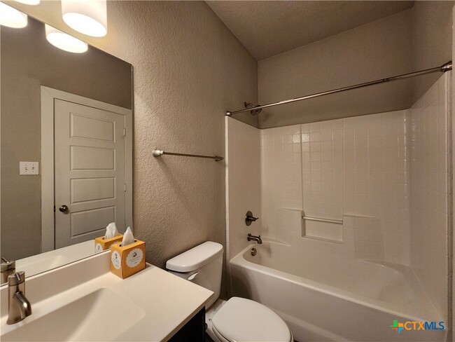 Building Photo - 506 Creekside Frst