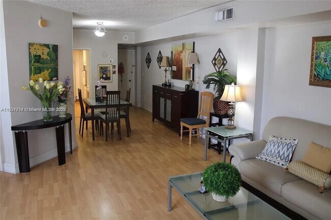 Building Photo - 825 Brickell Bay Dr