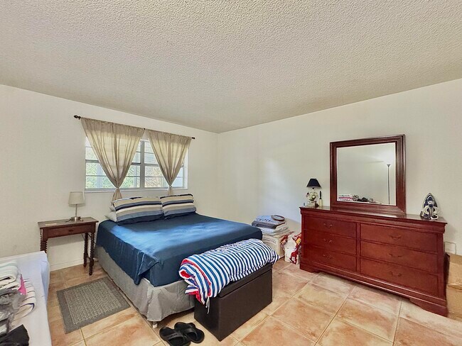 Building Photo - 5181 W Oakland Park Blvd