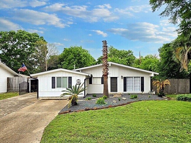 Building Photo - 4414 Gardendale Dr