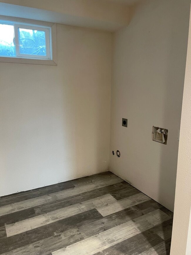 Building Photo - 1 Bedroom, 1 bath lower basement apartment!