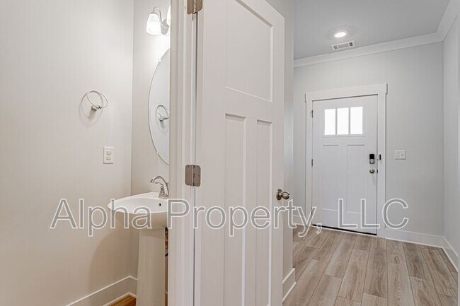 Building Photo - 30 Mardale Ln
