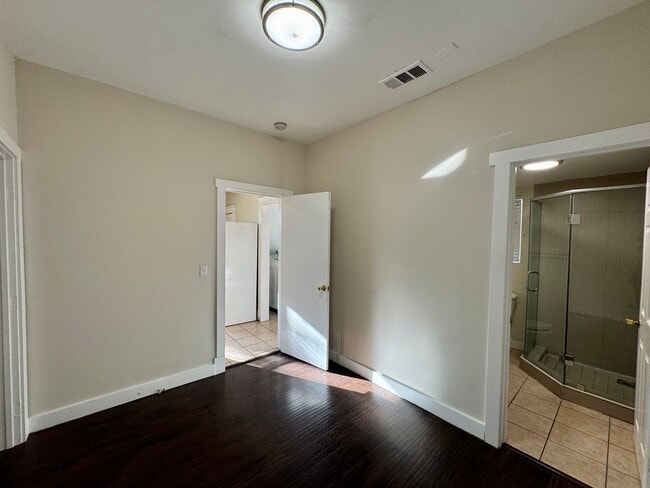 Building Photo - OAKVILLA