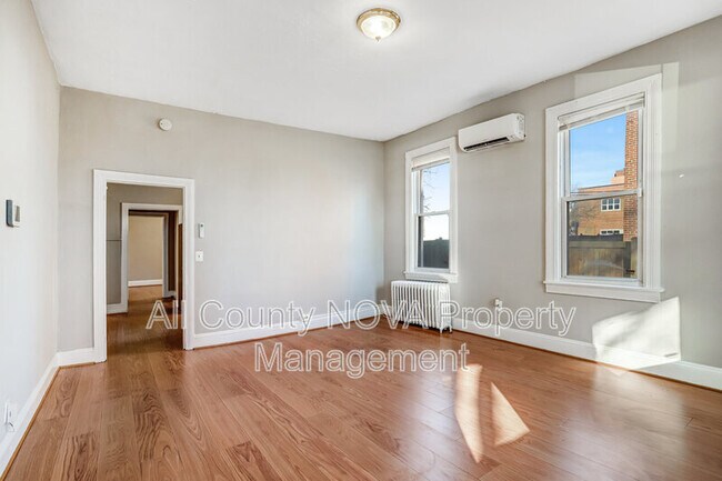 Building Photo - 305 9th St