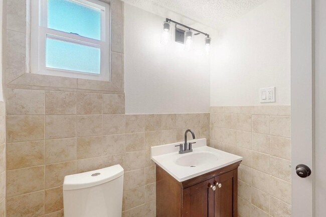 Building Photo - 2227 Inez Dr NE