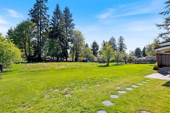 Building Photo - Room to roam! 3 bed, living, dining, den, ...