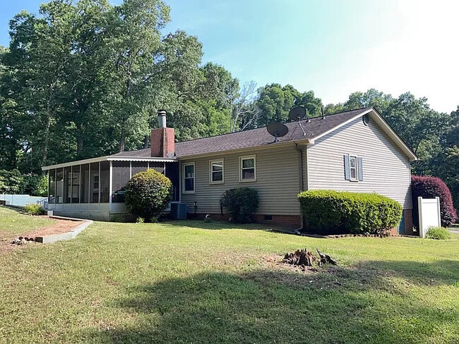Building Photo - 3 Bedroom 2 Bathroom