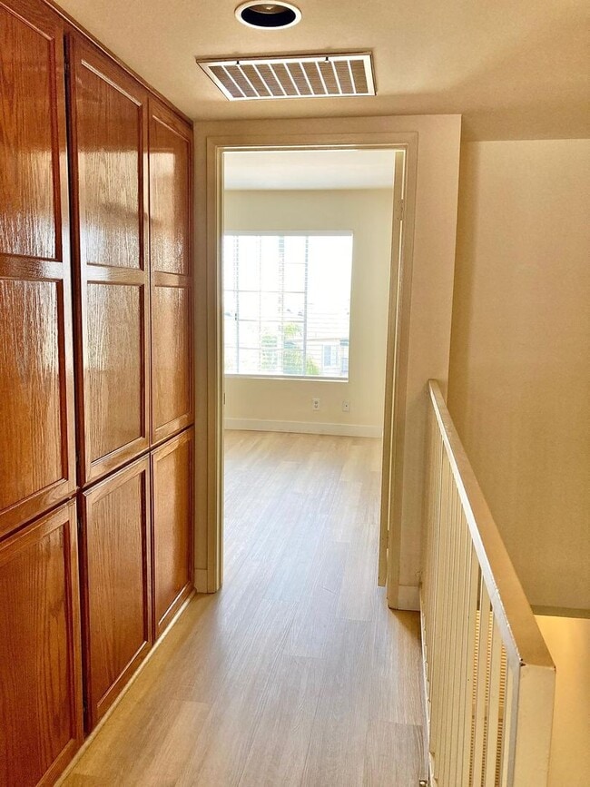 Building Photo - Charming 2 Bedroom 2 Bath townhouse with a balcony in La Crescenta.