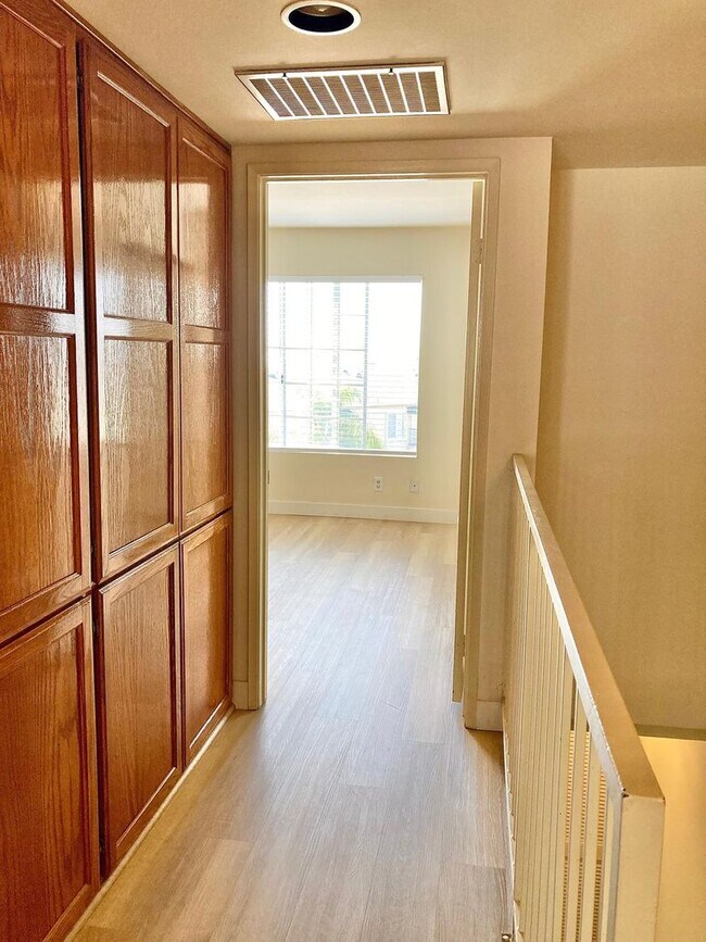 Building Photo - Charming 2 Bedroom 2 Bath townhouse with a...