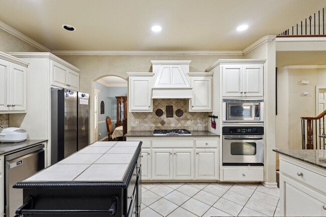 Building Photo - Resort-Style Living in Bixby!