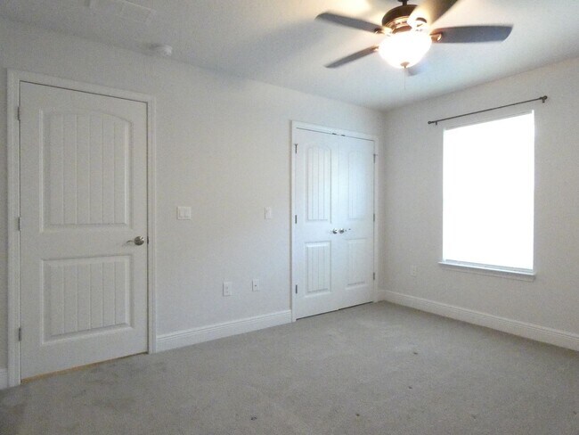 Building Photo - Spacious Home - Ashley Place