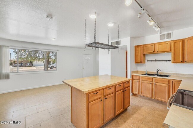 Building Photo - 1526 W Huntington Dr