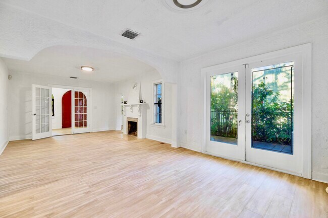 Building Photo - 1139 Venetia Ave