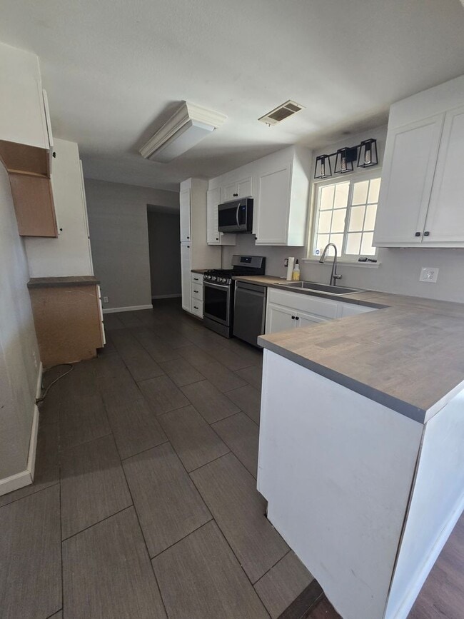 Building Photo - 3 BR 2 BA Available Now