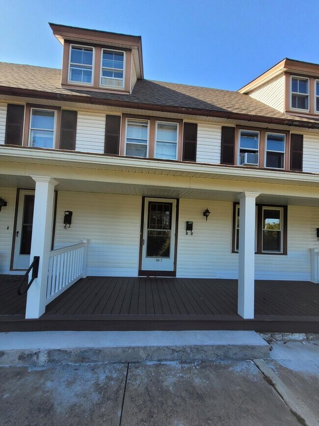 Building Photo - 104 N Custer Ave