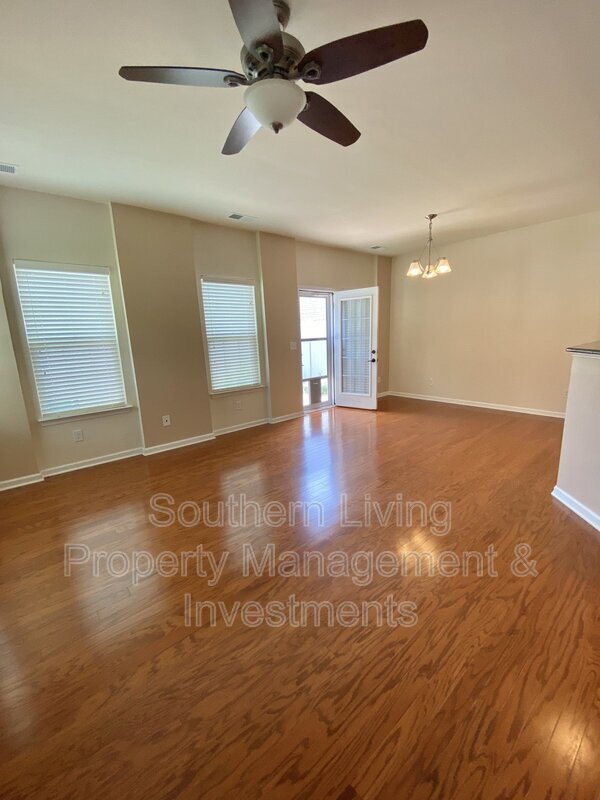 Building Photo - 2601 Silverthorn Dr