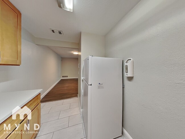 Building Photo - 1970 Grande Cir