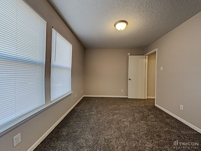 Building Photo - 2255 Westmere Dr