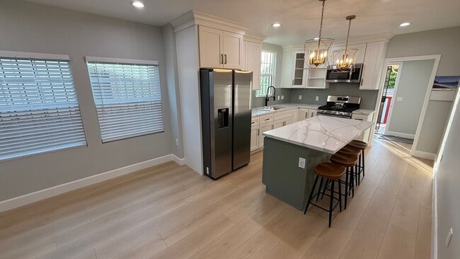 Building Photo - EPIC REA: Charming 2 Bed/ 1 Bath Home in Oakland’s Foothill Neighboorhood