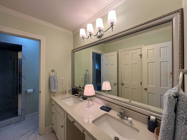 Building Photo - Incredible 5BD, 4.5BA House in Downtown Ra...