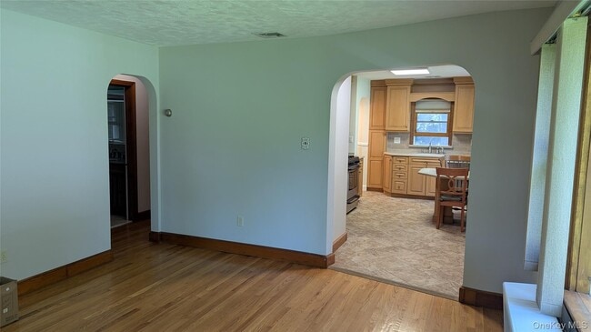 Building Photo - 362 Strawtown Rd