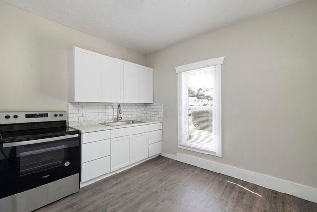 Building Photo - Updated 2 Story Home in downtown Springfield