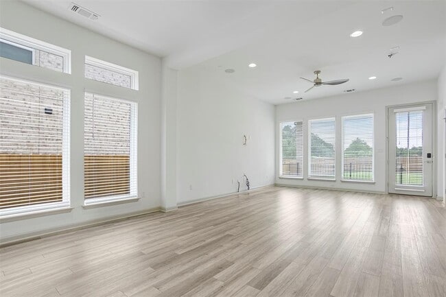 Building Photo - 228 Barton Oak Trl