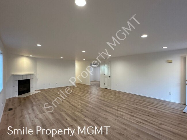 Building Photo - 13637 SE Ellen Dr