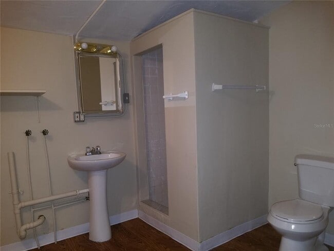 Building Photo - 5853 Pine St