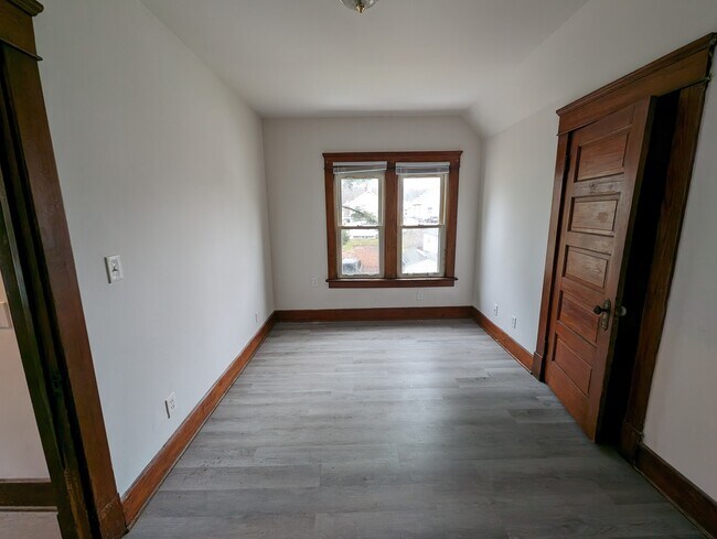 Building Photo - 413 Cherry Ave