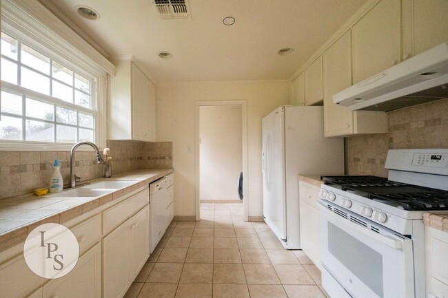 Building Photo - Beautiful Old Fig Home, 3BR/1BA, Huge Lot!...