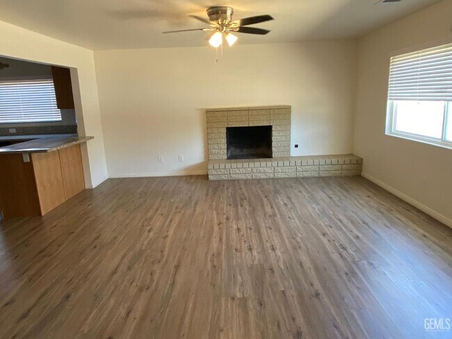 Building Photo - 3 Bd 2 BA Central Bakersfield