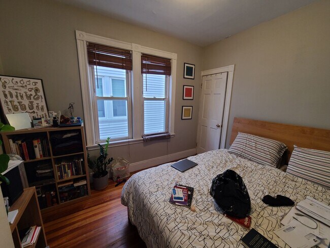 Building Photo - Off street parking - Close to Whole Foods / CVS - Renovated Kitchen