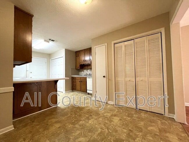 Building Photo - 1042 Chestnut Oak Ct NE