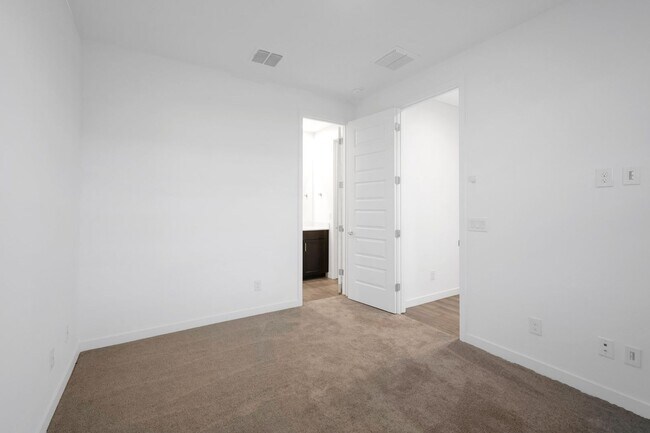 Building Photo - Like New Luxurious Modern 3 Bedroom 2 Bath Townhome in Warner Meadows