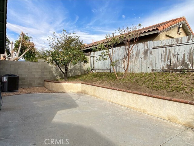 Building Photo - 1084 N Jacaranda Rd