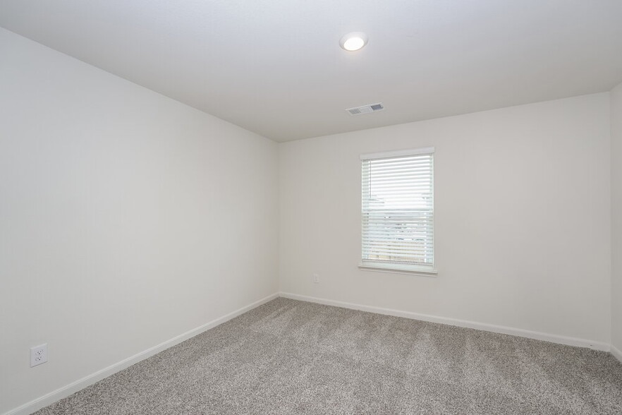 Building Photo - 1317 Woodwinds Dr