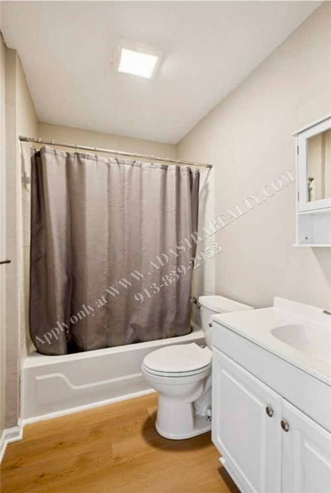 Building Photo - Adorable 3 Bed 2 Bath Duplex in Olathe-Available NOW!!