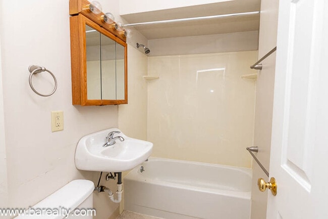 Building Photo - 1080 Mt Pleasant Ave