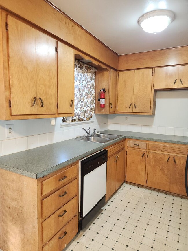 Building Photo - 3-bedroom 1 bath Single Level House