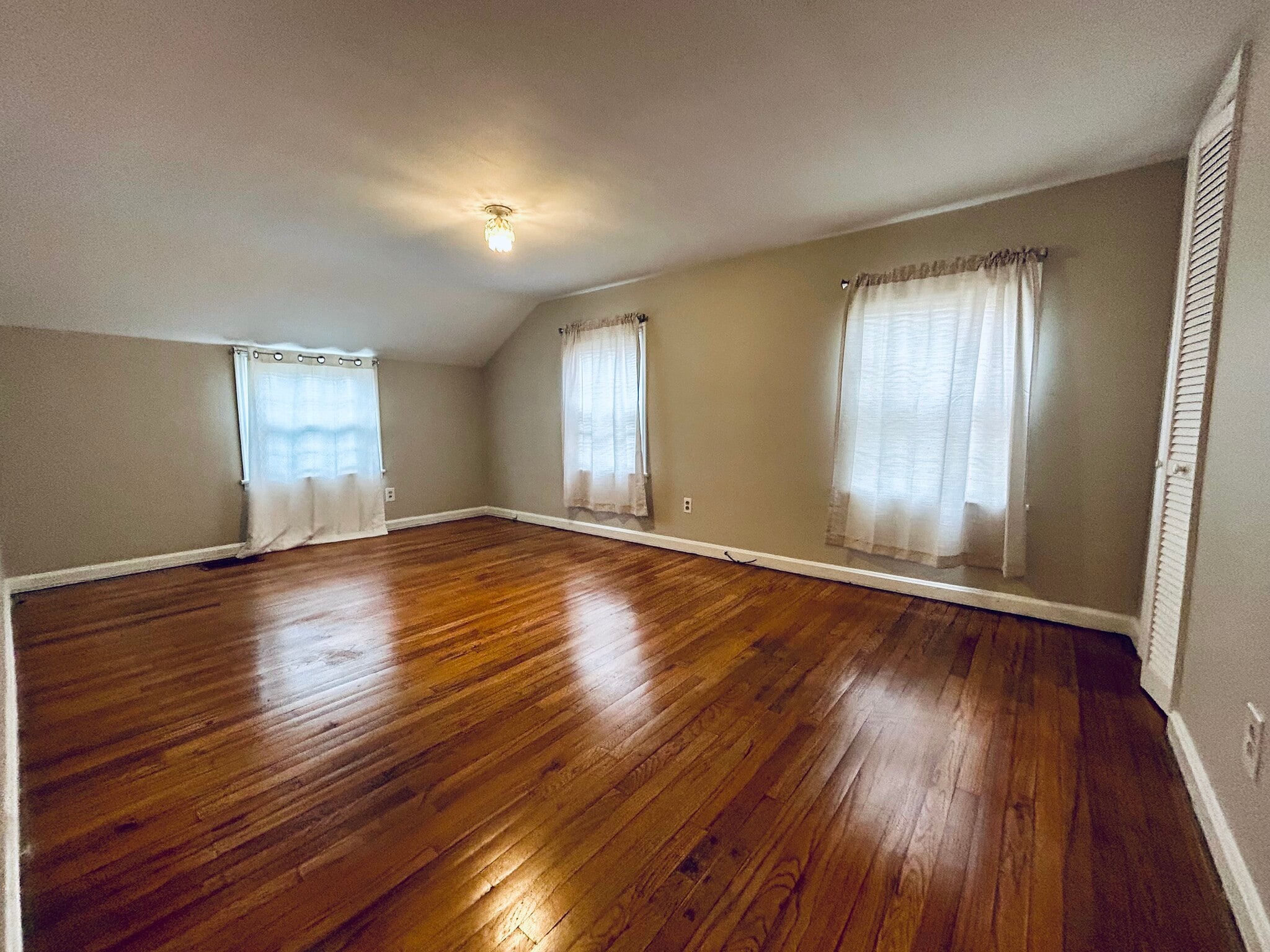 Main bedroom - 217 Elizabeth Dr