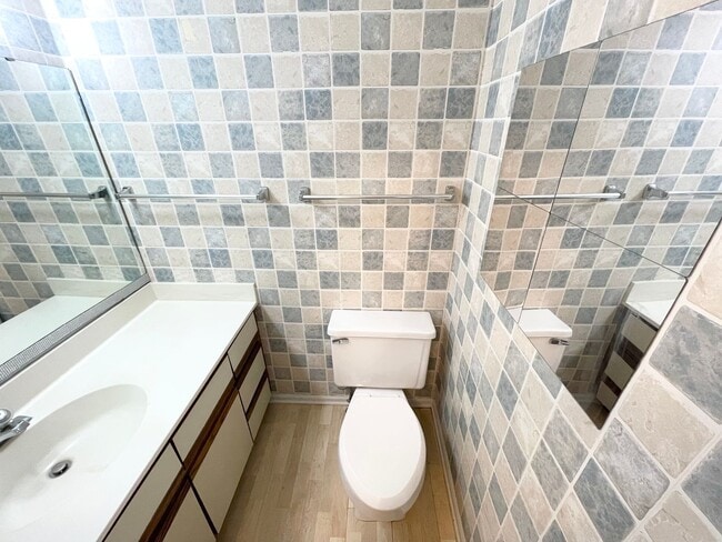 Building Photo - Charming Hendersonville Condo