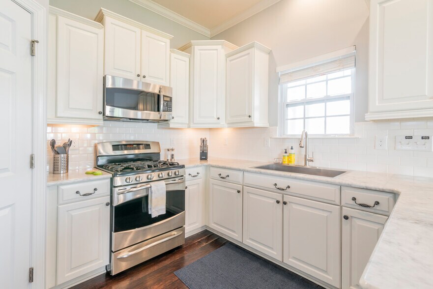 Gas stove, large sink - 15403 Barossa Valley St