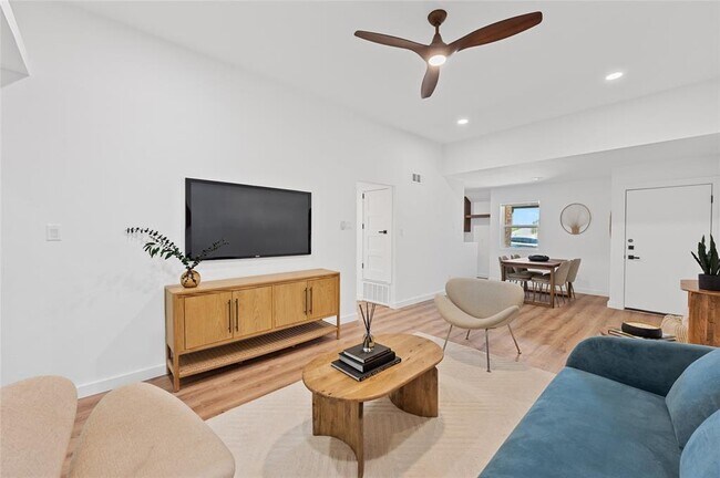 Building Photo - 6807 Woodhue Dr
