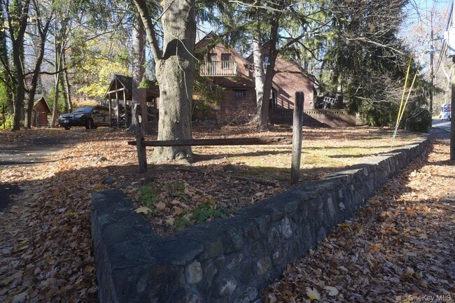 Building Photo - 201 Old Mountain Rd N