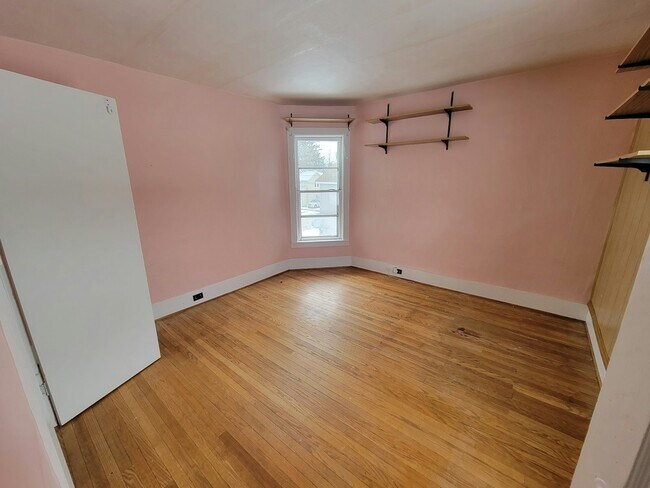 Building Photo - 45 Maple St