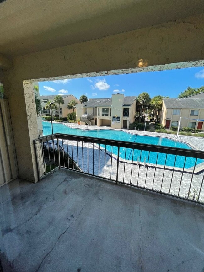 Building Photo - Large 2 Bedroom, 1 1/2 Bathroom Condo Available Immediately!