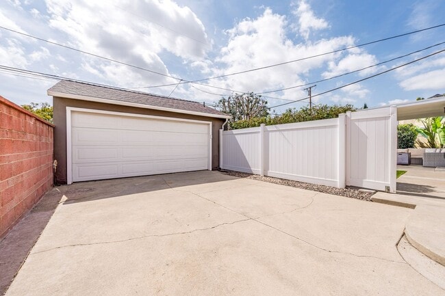 Building Photo - South of Conant 3 Bedroom, 1 Bath Home on over 5000 Square Feet, an entertainers dream!