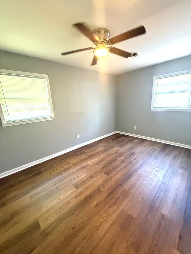 Building Photo - ** 6 Bed 2 Bath located off Wares Ferry ro...